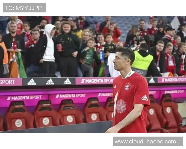 莱万回归旧主对决拜仁球迷怒斥其忘恩负义情绪高涨 莱万回归旧主对决拜仁球迷怒斥其忘恩负义情绪高涨